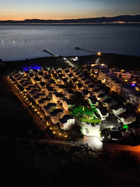 Modern Condo Villa with Seaside,View
