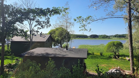 Cozy tinyhouse by the lake with an outdoor jacuzzi