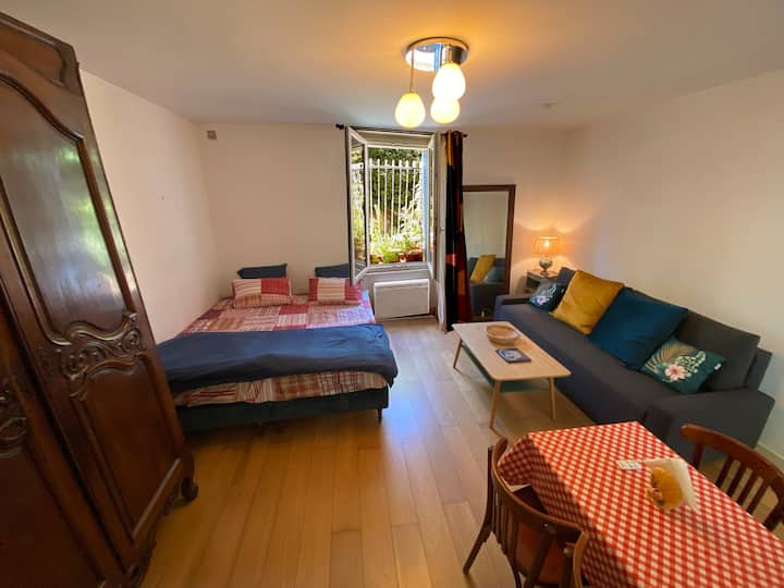 Útulný a autentický priestor s rodinným nábytkom, bistro jedálenským kútom a pohodlnou manželskou posteľou. Teplé svetlo a malé detaily, ako je difuzér esenciálnych olejov, vytvárajú relaxačnú atmosféru. Výhľad na organickú záhradu.