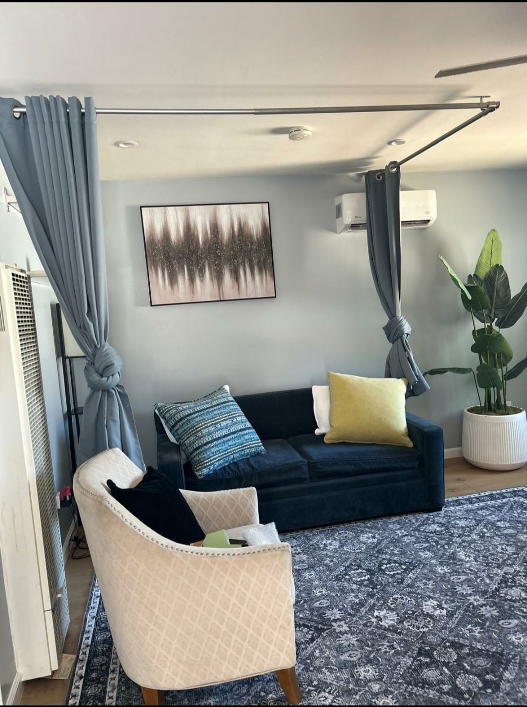 Dnevni boravak s bračnim krevetom na razvlačenje. Ako ima 5 ili više gostiju, izvlačimo kauč na razvlačenje. Morate zatražiti ako 4 ili manje ljudi žele da se izvadi i napravi. Hvala!