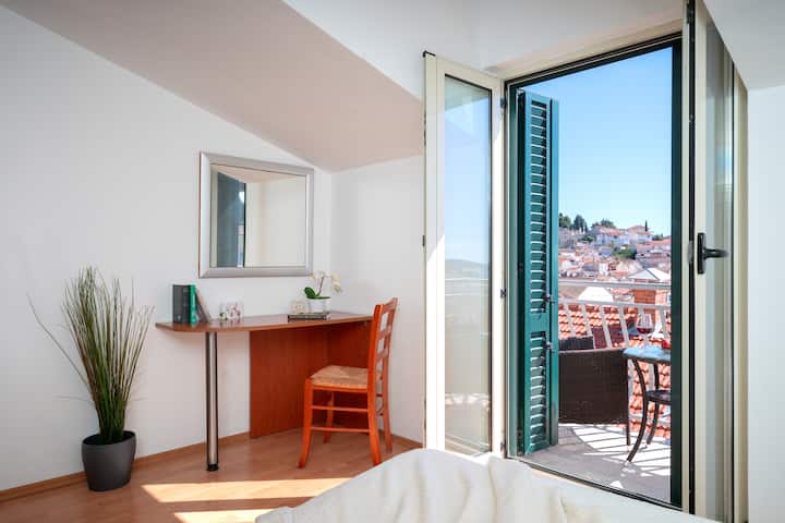 انتقل من غرفة النوم إلى الشرفة للاستمتاع بالمناظر الخلابة لميناء هفار والبحر وراءه.