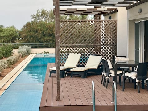 3 Bed Beachside Apartment Private Pool, Sea Views