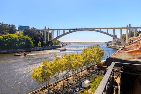 Top Airbnb: River View Stunning Ap| @108mmhose W Breakfast em União Das Freguesias De Lordelo Do Ouro E Massarelos