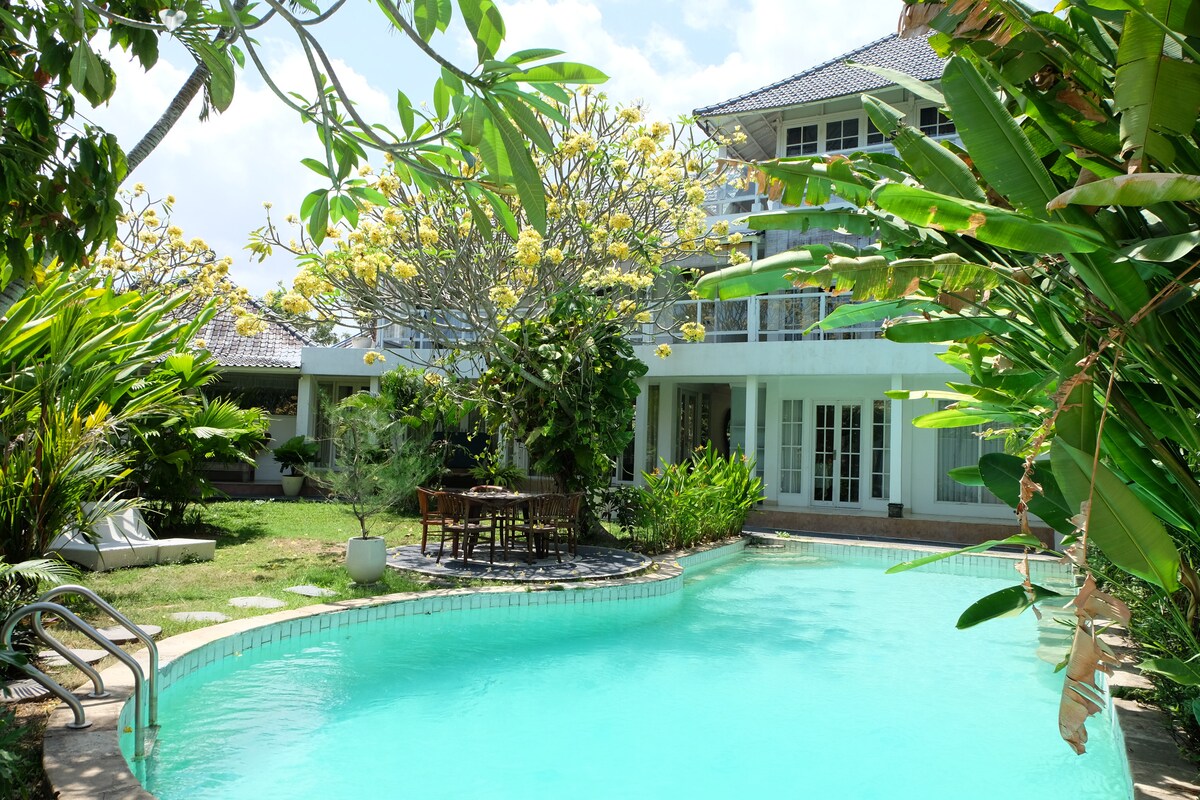 Villa in Kecamatan Kuta Utara · 4 bedrooms  thumbnail