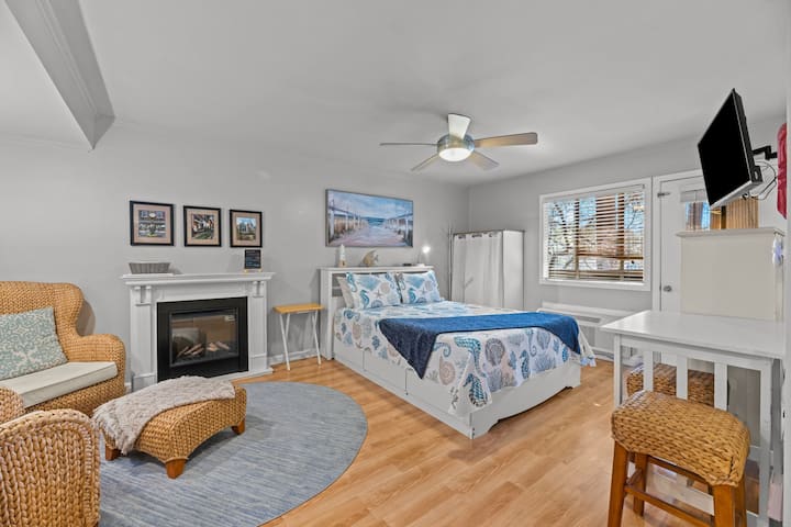 Ამ სტუდიოს ტიპის კონდომინიუმში შესანიშნავი კომფორტი გელით. Გაემართეთ გარეთ, თქვენი პირადი უკანა პატიოსკენ სუფთა ჰაერის ჩასუნთქვისთვის, შემდეგ კი იპოვეთ კომფორტი პატარა გარდერობში, რომელიც აღჭურვილია უთოთი და საუთოებელი მაგიდით.