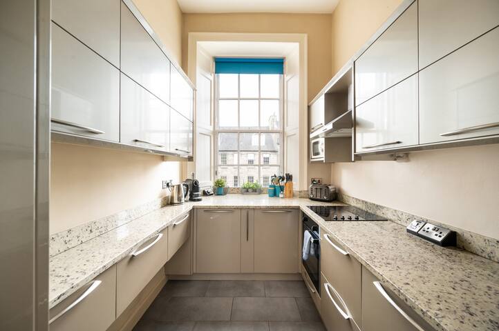 Lovely 4 Bedroom residence in New Town gallery image 4