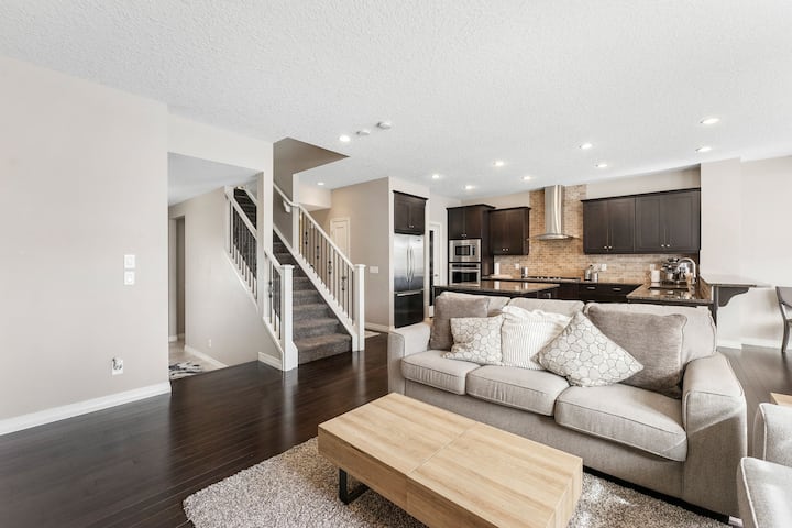 Насладете се на комфорт в нашата стилна всекидневна с тъмни дървени подове и модерна кухня, идеална за отдих и кулинарни приключения!