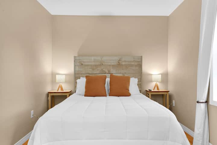 Krevat dopio "queen" në kornizën e krevatit prej druri me shkumës rustik, tavolina anësore prej lisi me priza në të dy anët e murit për karikim telefonik/elektronik. 