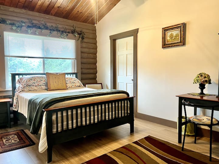 Ძირითადი საძინებელი საწოლითა და სამუშაო სივრცით.