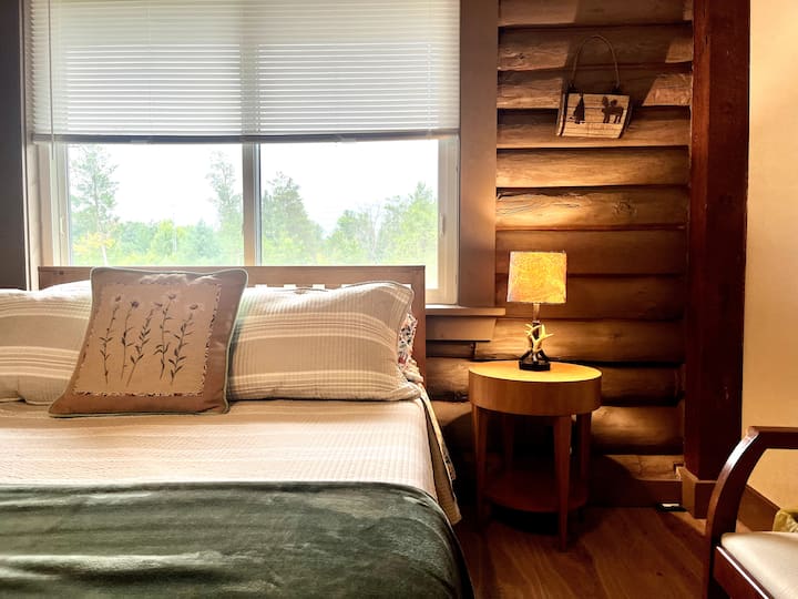 მეორე საძინებელი 152 × 203 სმ ზომის საწოლით