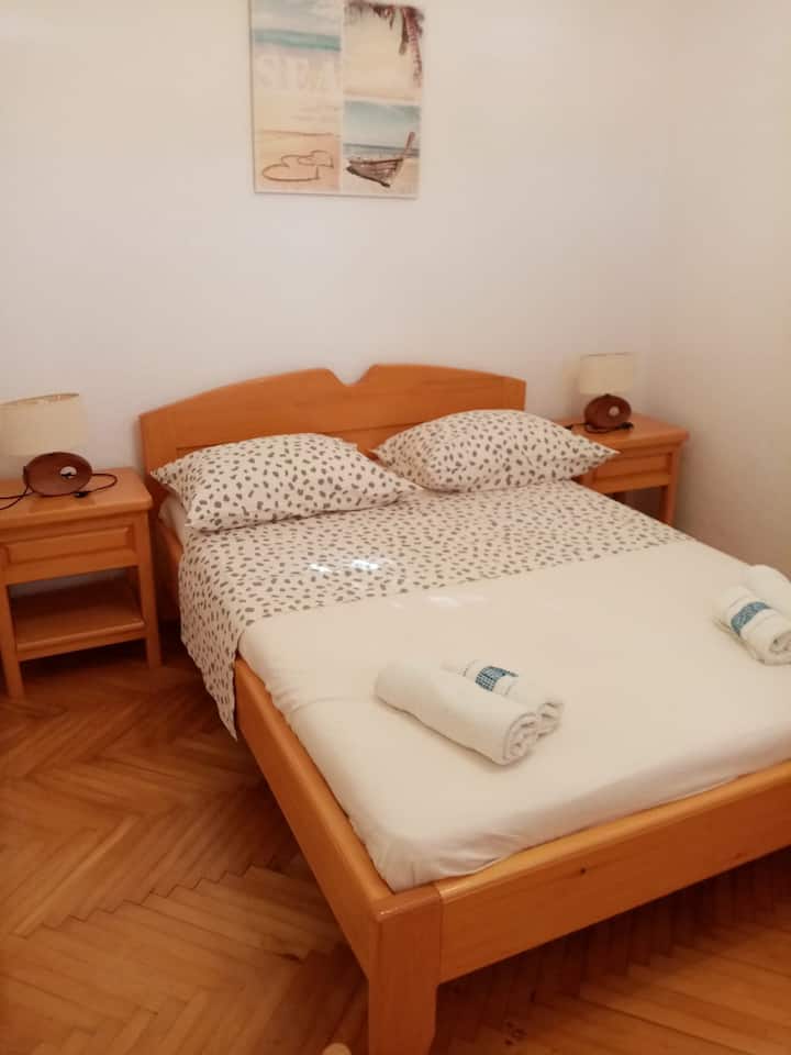 Ორადგილიანი საძინებელი პირველ სართულზე, მყარი ხისგან დამზადებული - ხელნაკეთი ნივთები, დიდი ზომის საწოლი