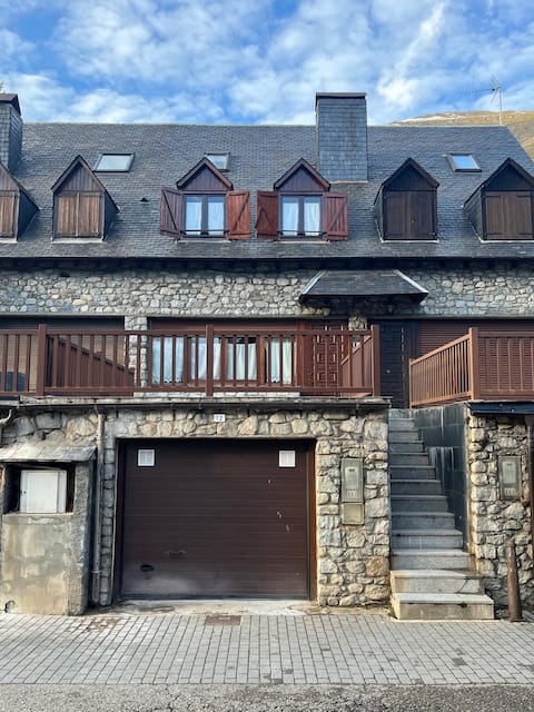 Nice house with fireplace and very spacious garage