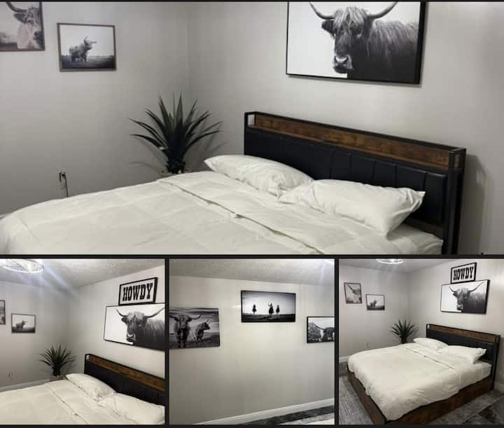 Დატკბით დასავლეთით შთაგონებულ ამ ლამაზად მოწყობილ საძინებელში, რომელშიც დგას ლუქს-კლასის დიდი ზომის საწოლი პლუშის თეთრეულით სრული კომფორტისთვის.

