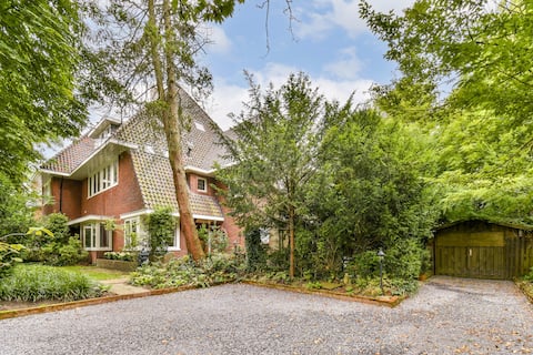Spacious house with large garden near station & city