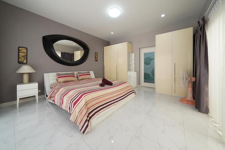 spavaća soba pored bazena