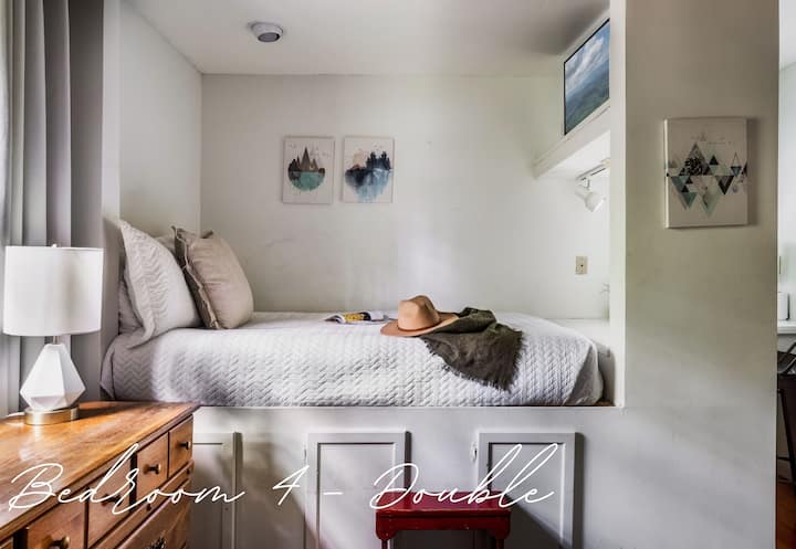 Relax in style in this modern yet cozy bedroom, offering soft bedding and minimalist decor for a peaceful night's rest.