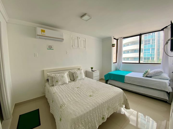 DHOMË KRYESORE KREVAT DOPIO, KREVAT TEK, AJËR I KONDICIONUAR, TELEVIZOR DHE BANJË