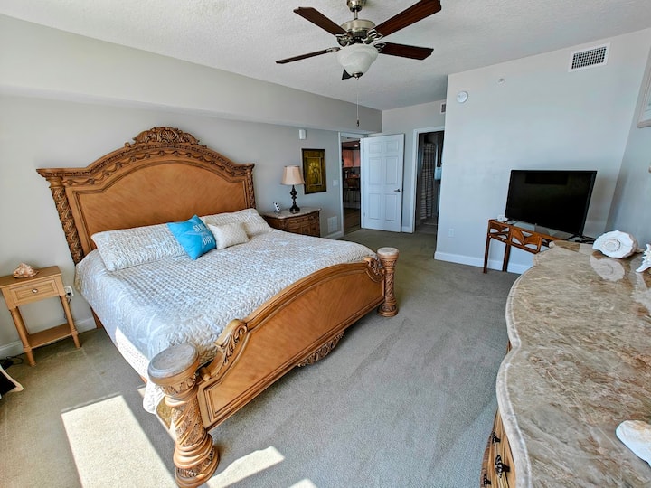 Chumba cha kulala cha Master kilicho mbele ya bahari kilicho na kitanda cha King, kabati la kuingia na bafu la malazi.