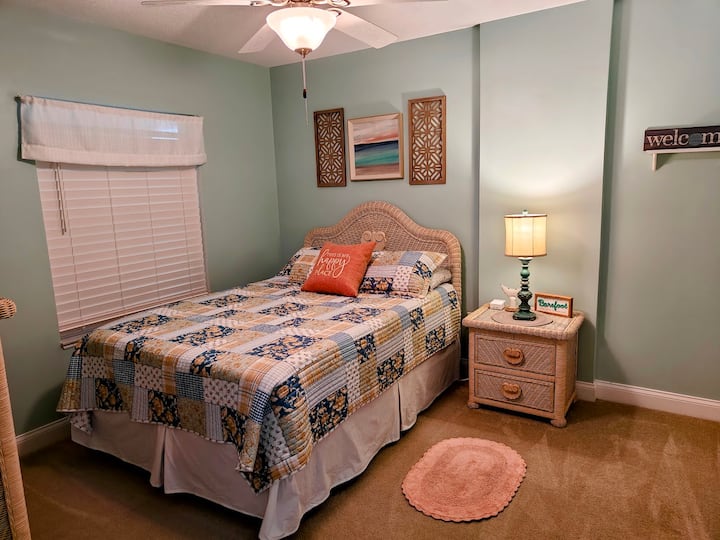 Chumba cha kulala cha malkia kilichoambatishwa kwenye bafu kuu