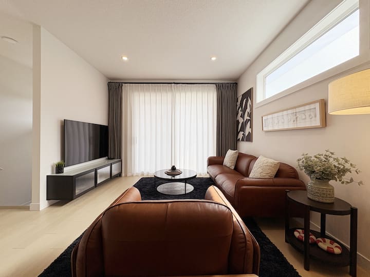Lux Retreat• Pondside •Garage•central Ac•banff 1hr - Calgary