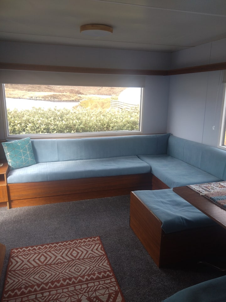 Места за сядане с изглед към езерото. 