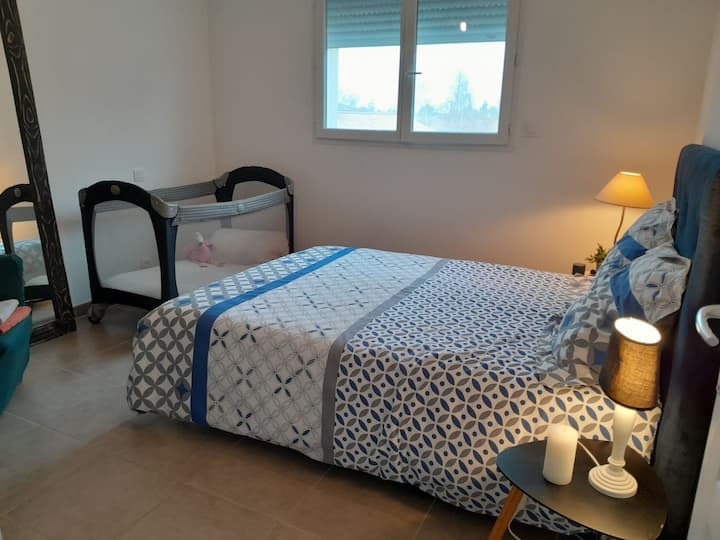 Nos chambres peuvent accueillir votre enfant, dans un lit parapluie que nous mettrons à votre disposition.