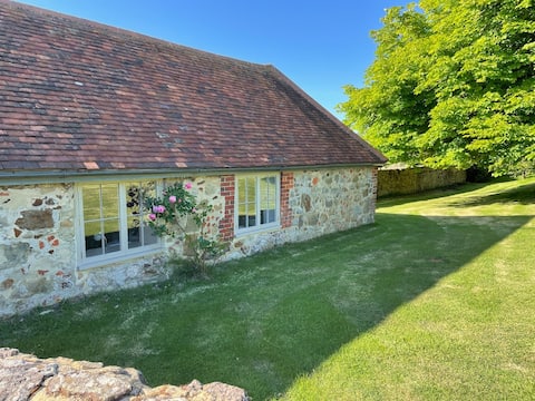 Pretty cottage in lovely area near south coast