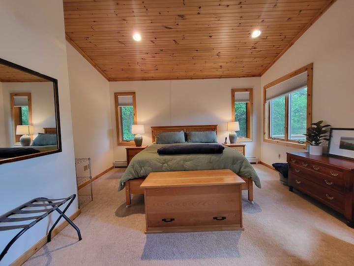 Tavane të bukura, dritë natyrale dhe mobilie druri