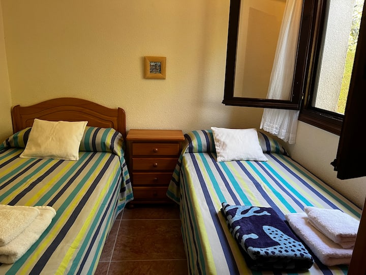 ห้องนอนคู่ที่มีหน้าต่างหันไปทางทิศตะวันตกและสวนส่วนตัวของบ้าน หน้าต่างพร้อมมุ้งกันยุง พัดลมเพดานที่ทรงพลังและเงียบ ตู้เสื้อผ้า 2 ประตูพร้อมลิ้นชัก 2 ลิ้นชัก