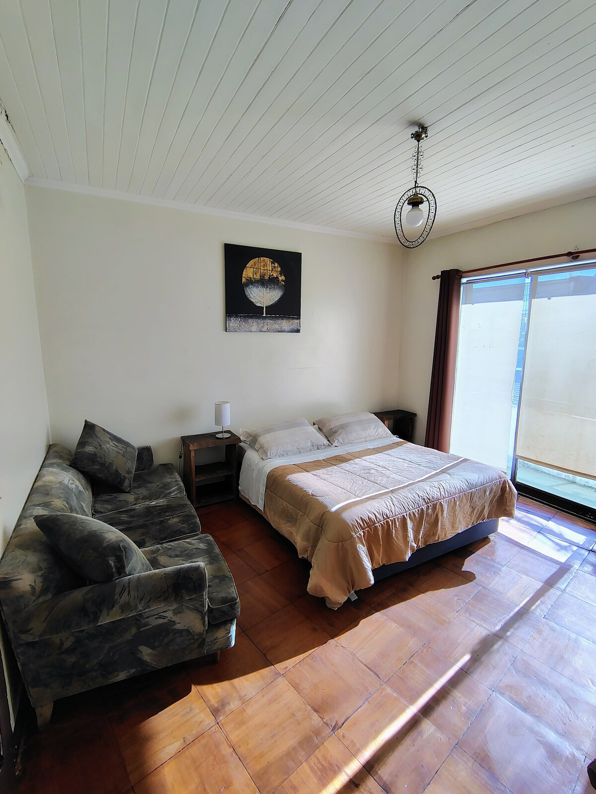 房间宽敞舒适，配有一张双人床，可供一至两人入住。
房间内有扶手椅、电视、无线网络和暖气。 