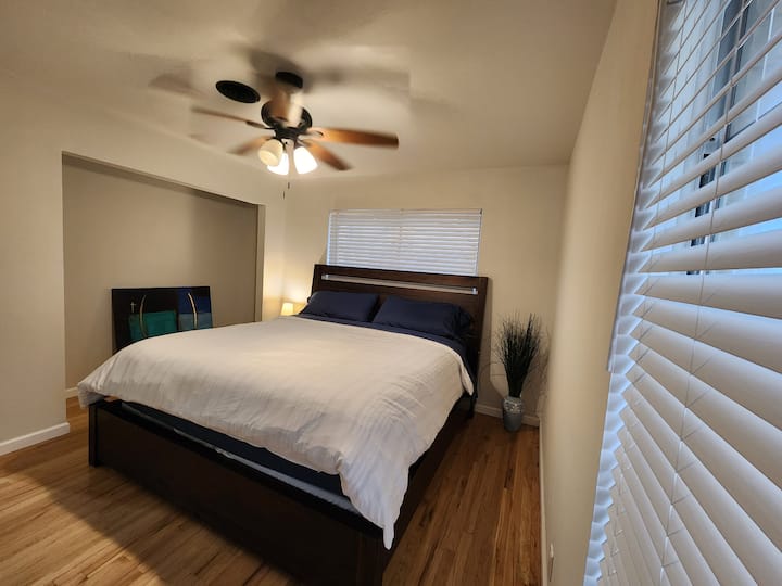 Dormitorio principal delantero y armario abierto. Cajones disponibles para doblar la ropa. El espacio del armario es grande y puede acomodar varias maletas. Las perchas también están disponibles para colgar. 