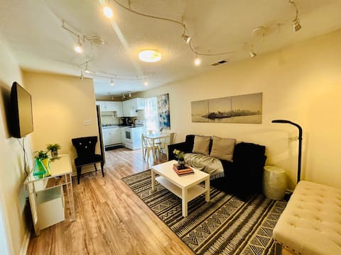 Top performing Airbnb: Serene Cottage, near NoDa, UNC, Uptown & Golfing in Plaza Shamrock