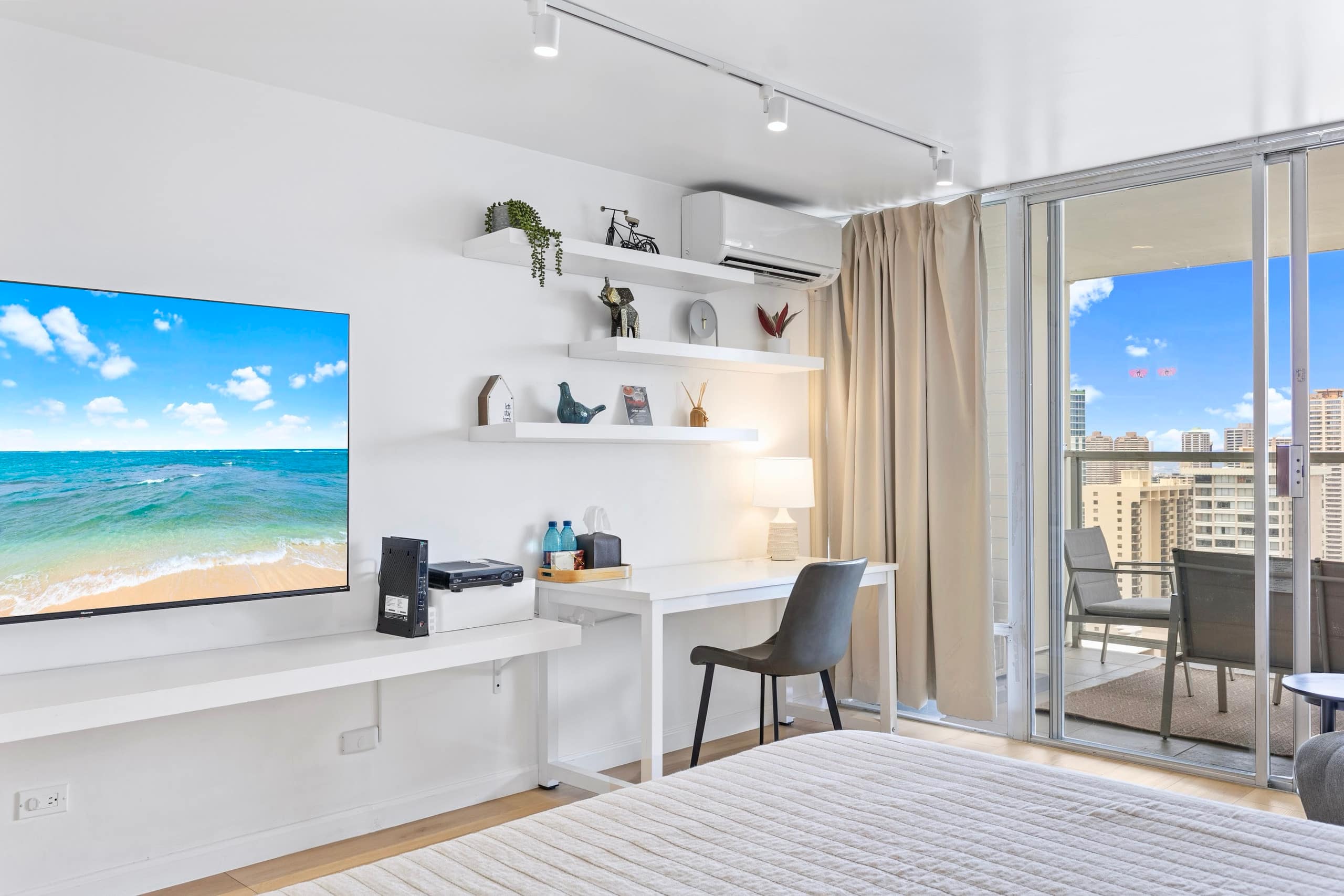 Condo in Honolulu · ★4.88 · Studio · 2 beds · 1 private bath - Image 3
