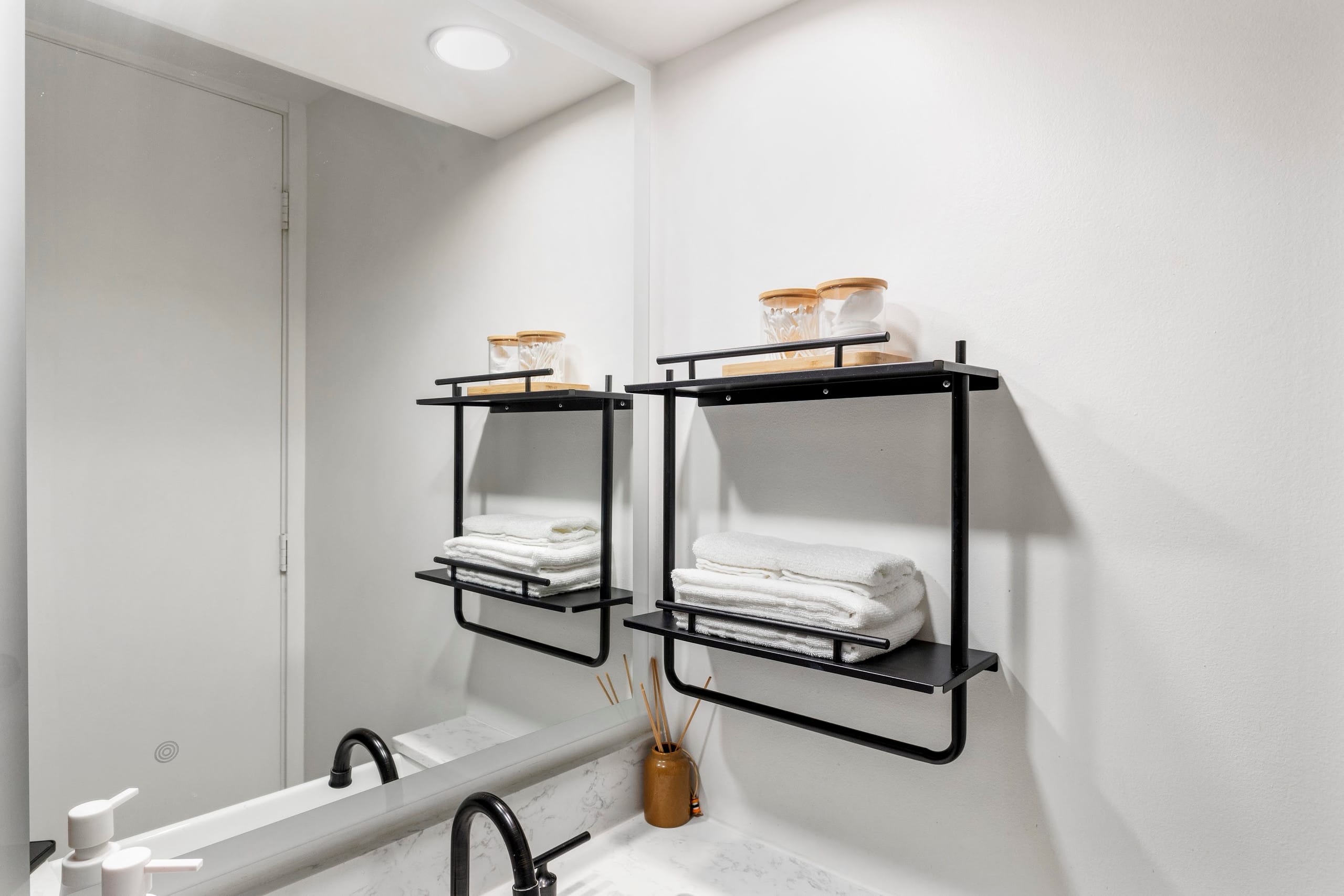 Condo in Honolulu · ★4.88 · Studio · 2 beds · 1 private bath - Image 21
