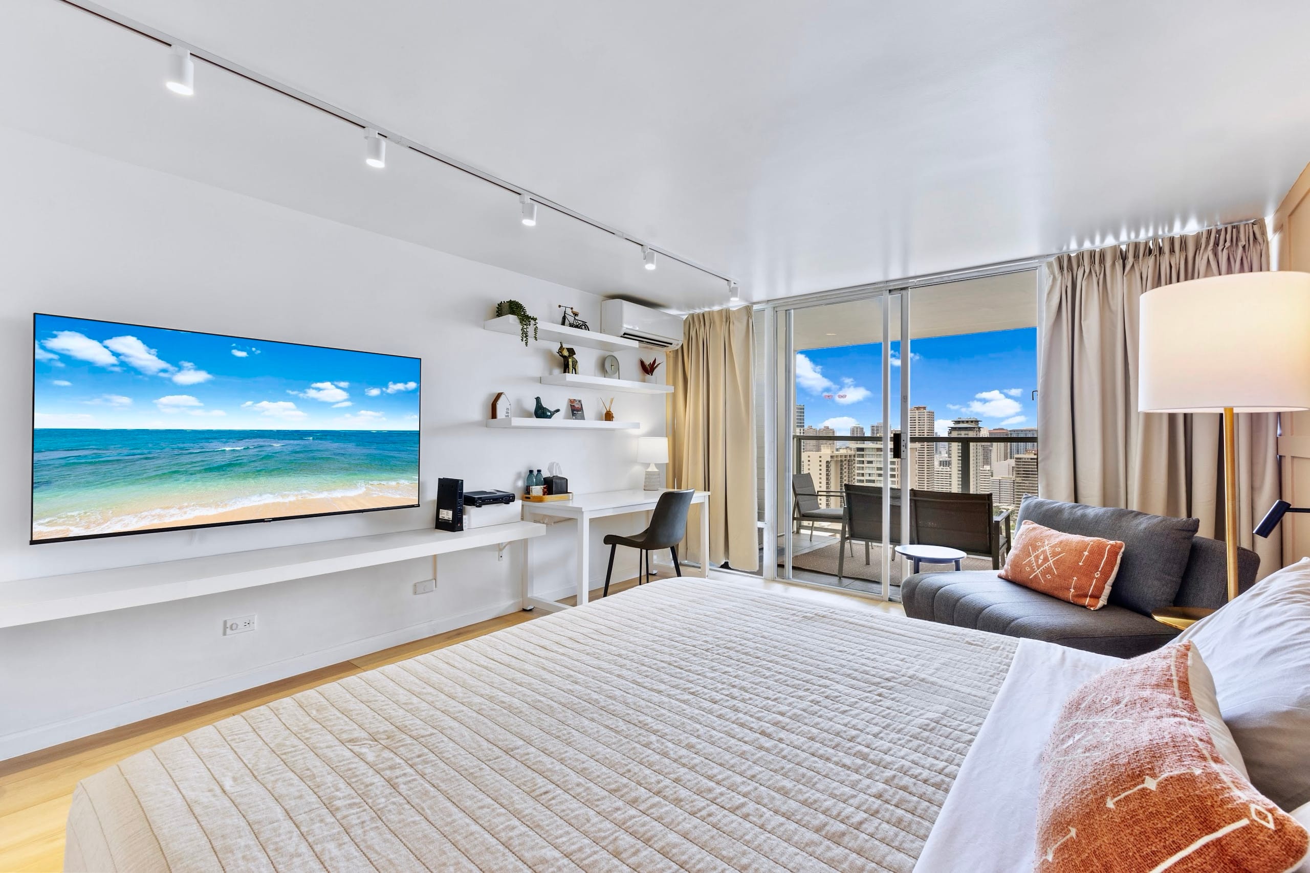 Condo in Honolulu · ★4.88 · Studio · 2 beds · 1 private bath - Image 7