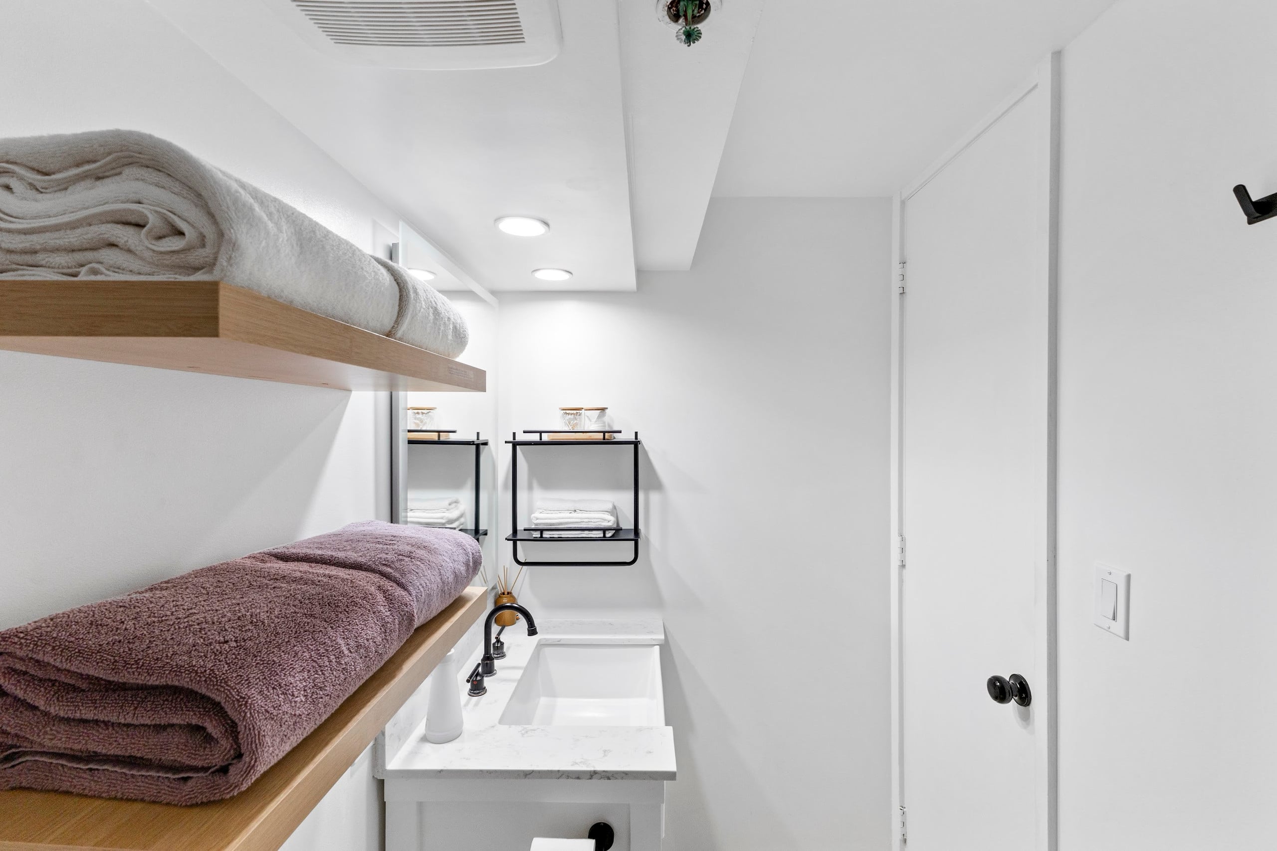 Condo in Honolulu · ★4.88 · Studio · 2 beds · 1 private bath - Image 18