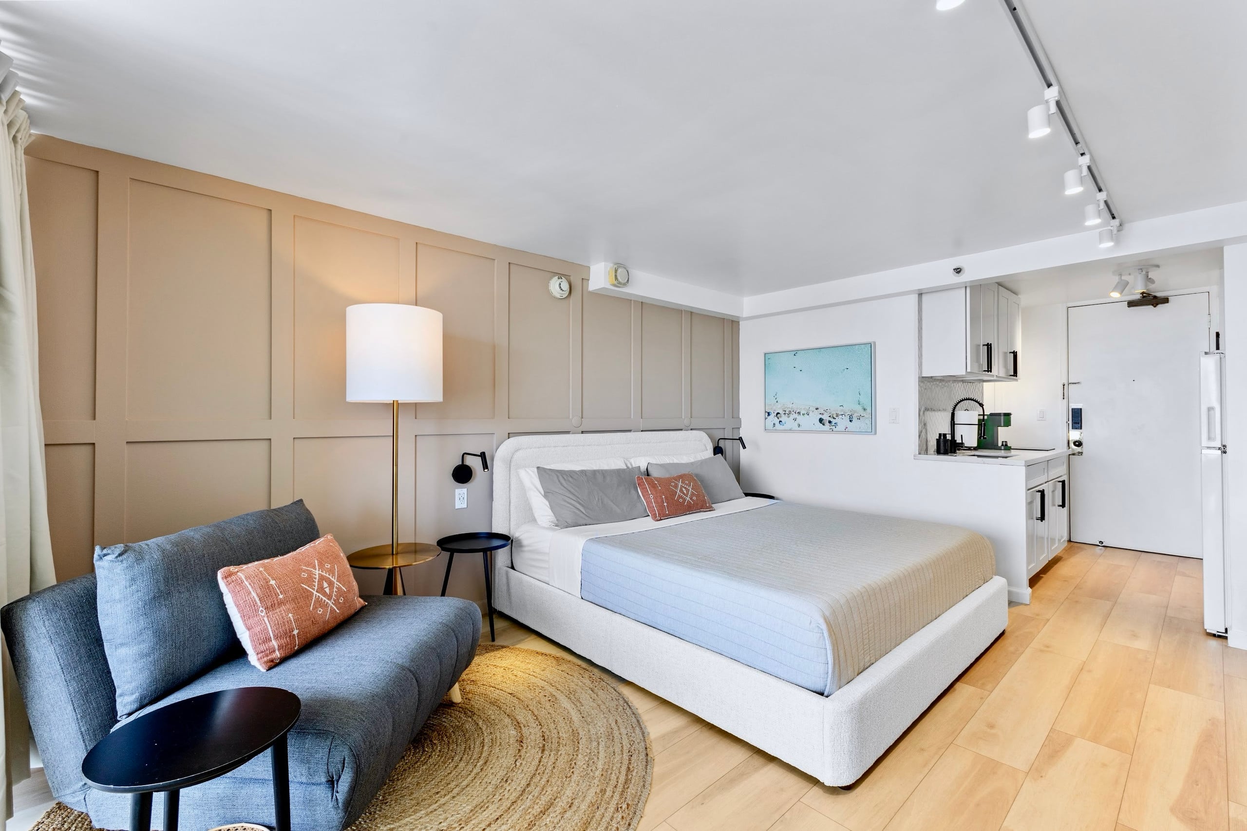 Condo in Honolulu · ★4.88 · Studio · 2 beds · 1 private bath - Image 10