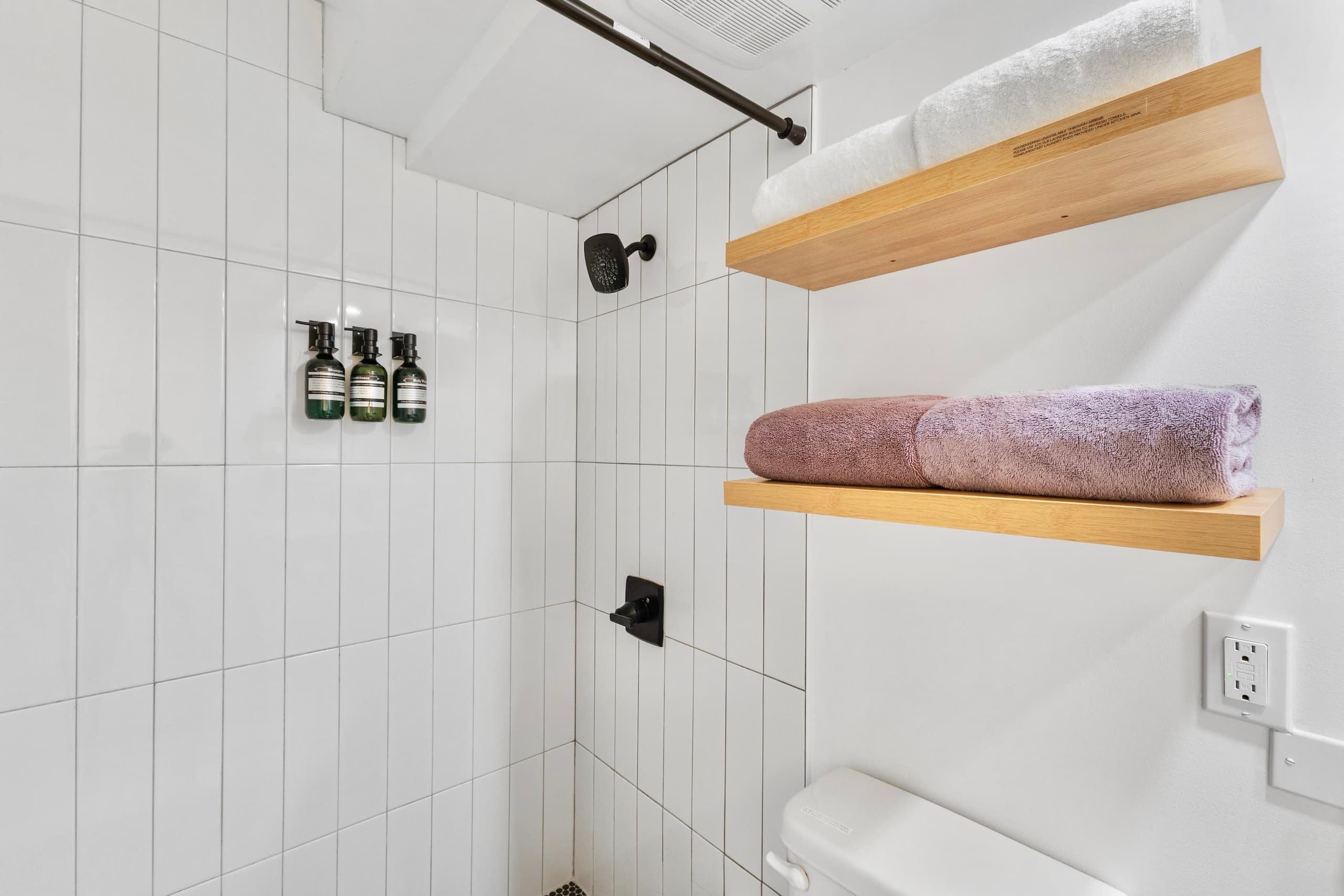 Condo in Honolulu · ★4.88 · Studio · 2 beds · 1 private bath - Image 20