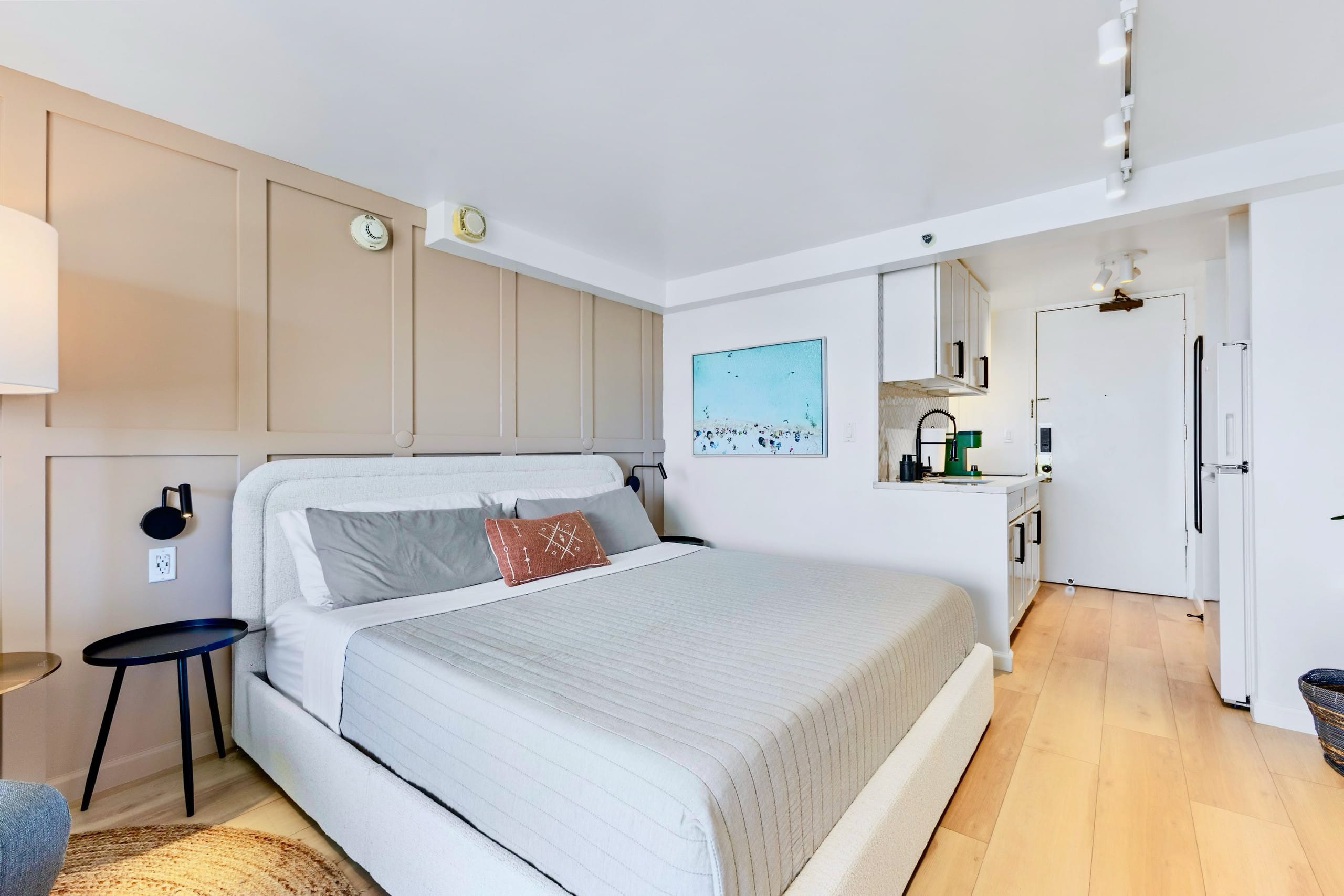 Condo in Honolulu · ★4.88 · Studio · 2 beds · 1 private bath - Image 9