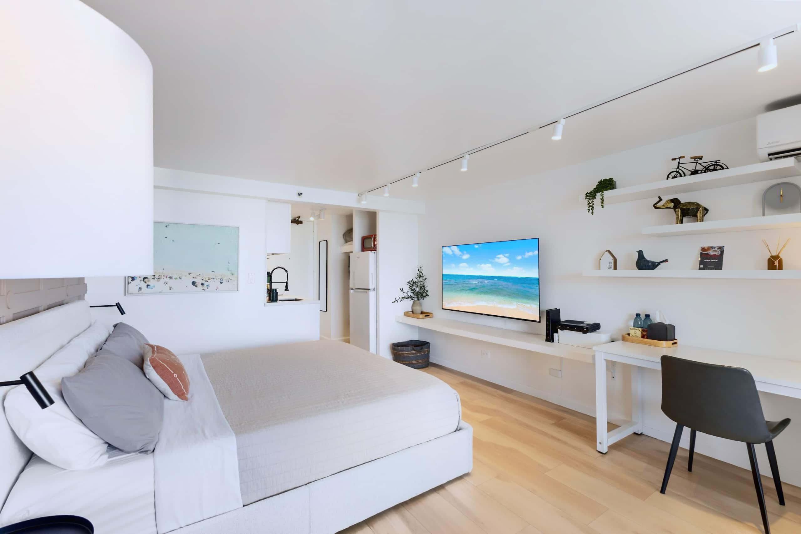 Condo in Honolulu · ★4.88 · Studio · 2 beds · 1 private bath - Image 4