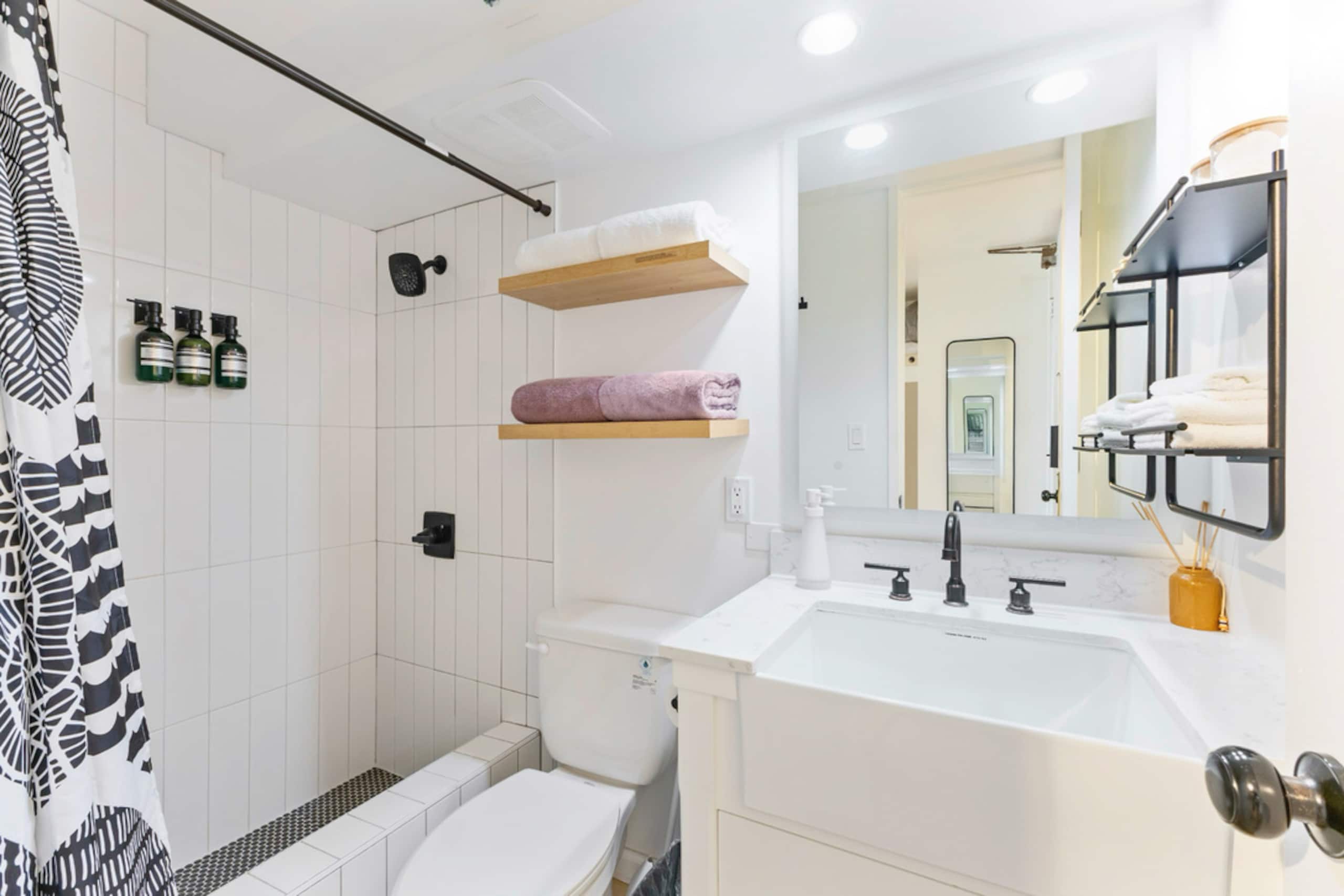 Condo in Honolulu · ★4.88 · Studio · 2 beds · 1 private bath - Image 17