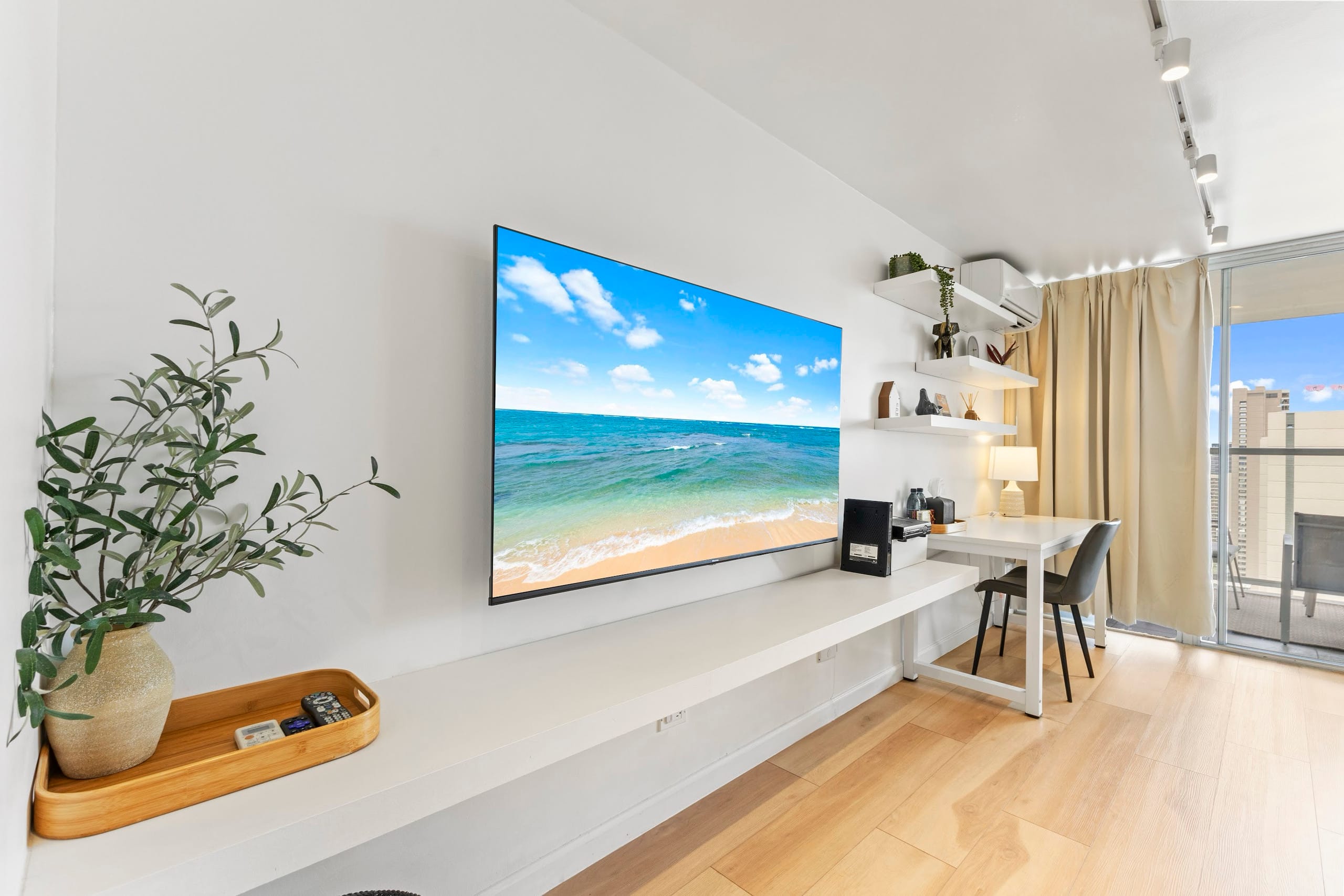 Condo in Honolulu · ★4.88 · Studio · 2 beds · 1 private bath - Image 2