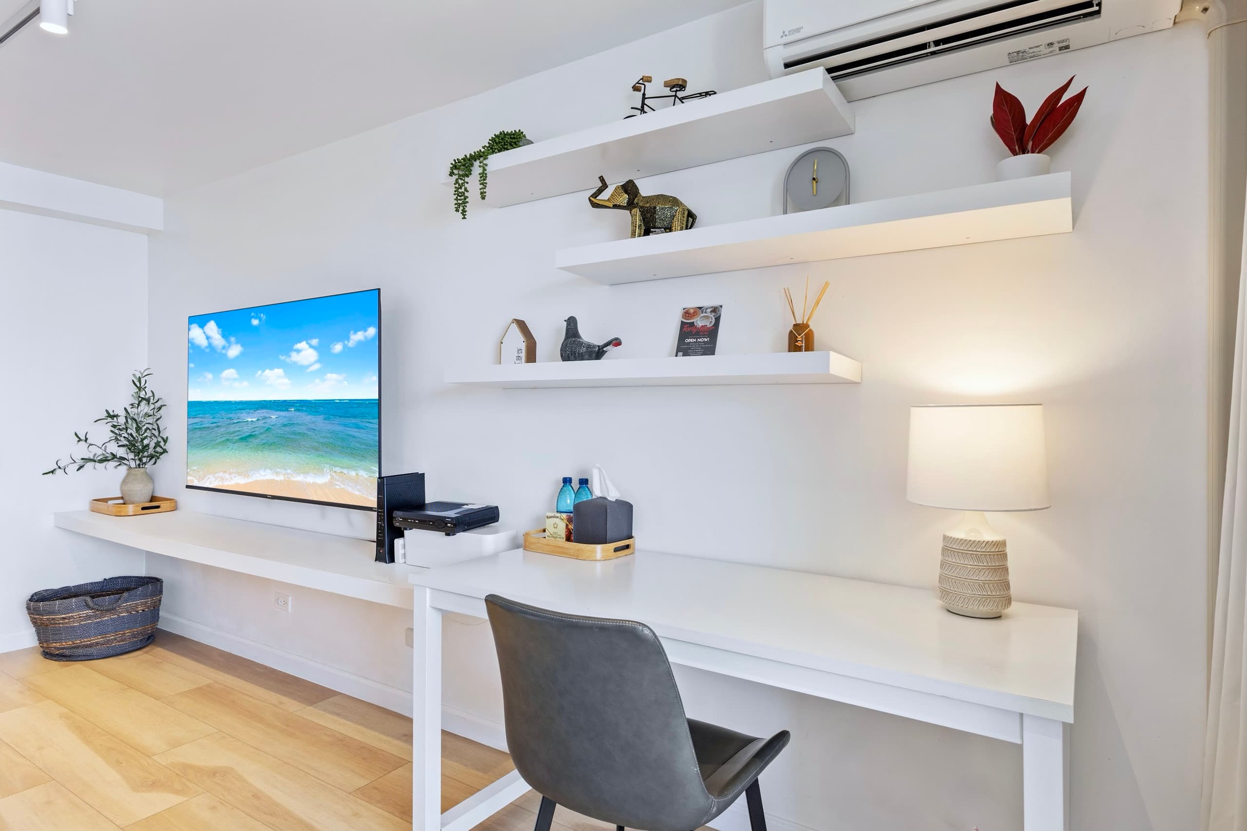 Condo in Honolulu · ★4.88 · Studio · 2 beds · 1 private bath - Image 5