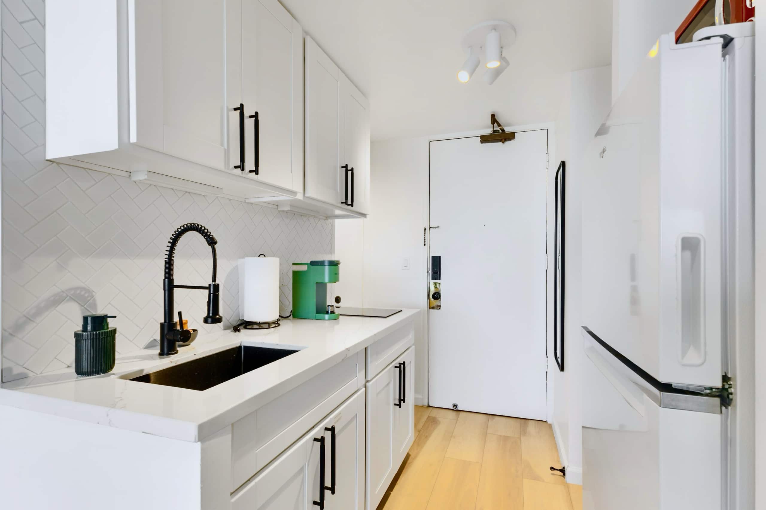 Condo in Honolulu · ★4.88 · Studio · 2 beds · 1 private bath - Image 11