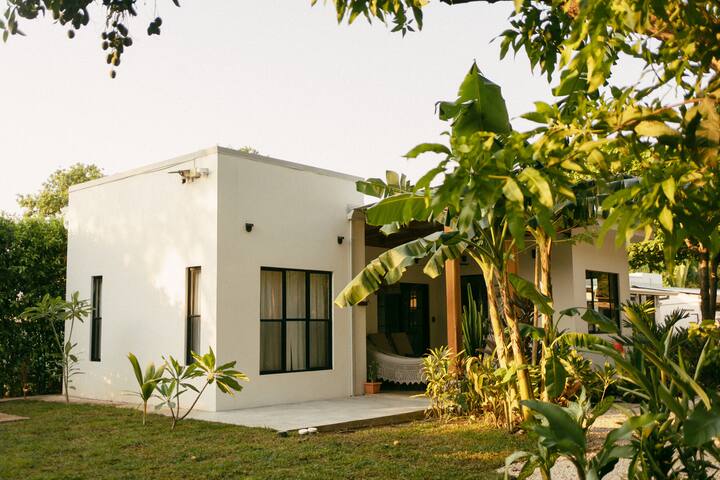 B Aprt. King bed Casa Aire near airport/beaches.