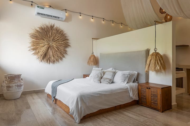 寝室5 ：快適なキングサイズベッドを備えた明るい寝室で、ゆっくりおくつろぎいただけます