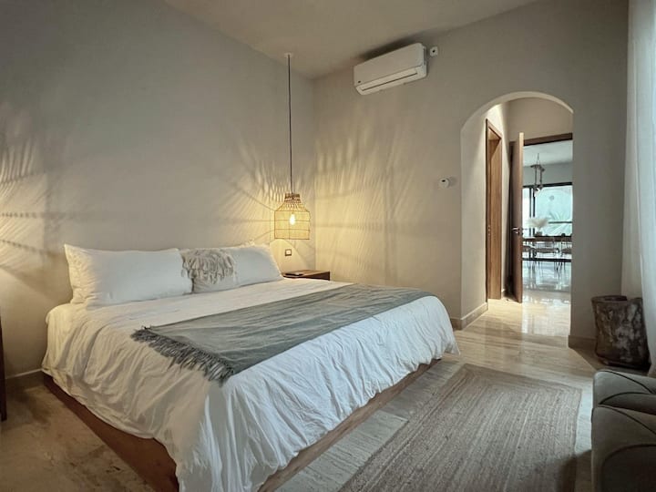 ベッドルーム2：広々としたキングサイズベッドルームで究極の快適さと贅沢さをお楽しみください