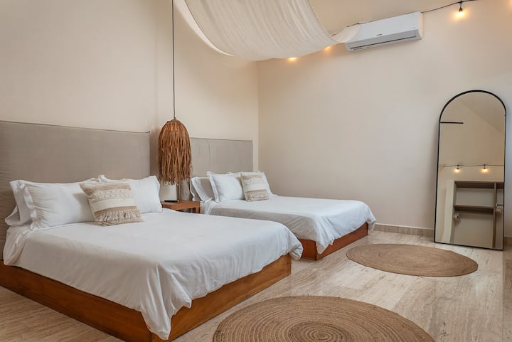 ベッドルーム6：クイーンサイズベッド2台を備えたお部屋で、快適な空間と最高の快適さを提供し、安らかな滞在をお約束します