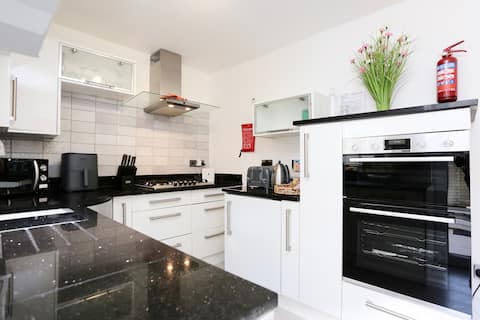 Fleetwood. Full house sleeps 8 in four bedrooms.