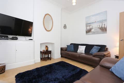 Top performing Airbnb: Fleetwood. Full house sleeps 8 in four bedrooms. in Fleetwood